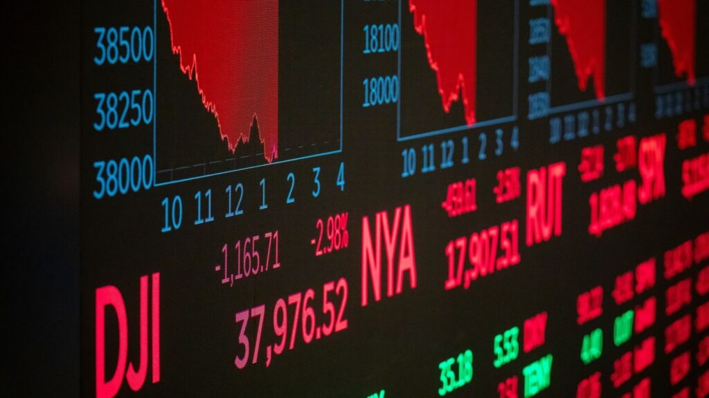US stocks set to rebound after losses, Gold rises above record ,500
