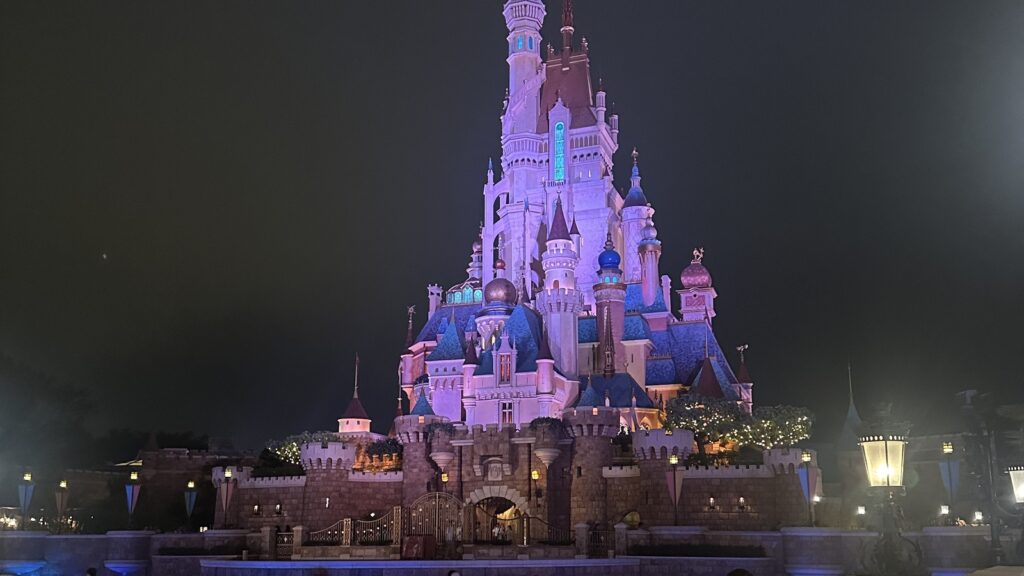 Woman surprised to see Hong Kong Disneyland nearly empty: ‘Is there a recession?’ | Trending