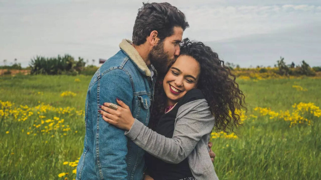 5 habits people in happy marriages avoid at all costs, therapists reveal