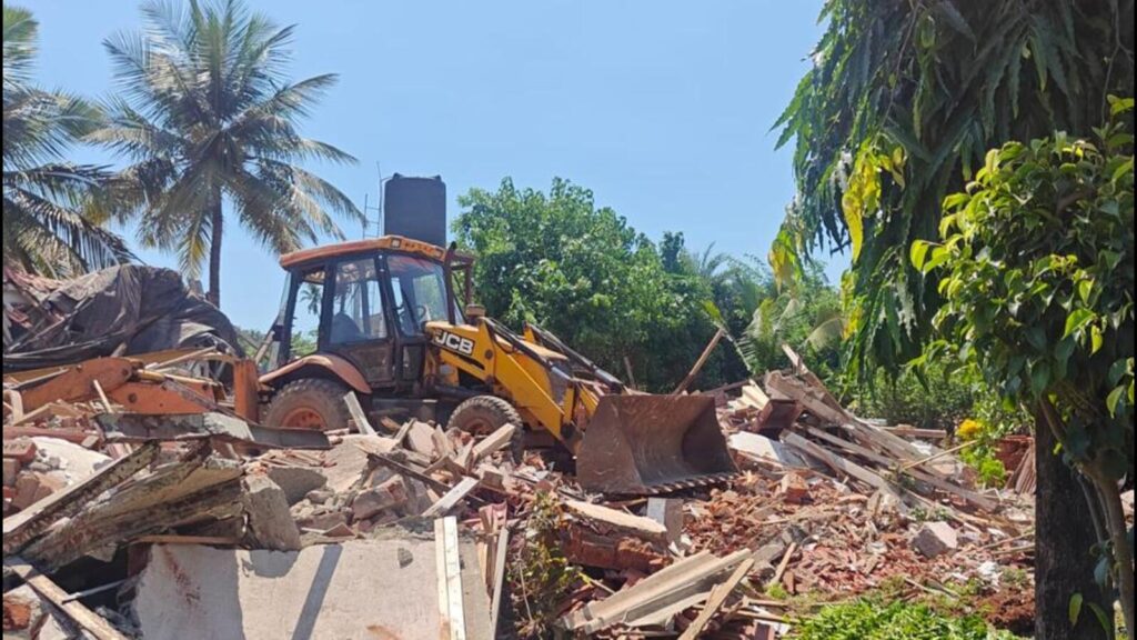17 CTS plots freed from 28 unauthorised constructions in Malad | Mumbai news