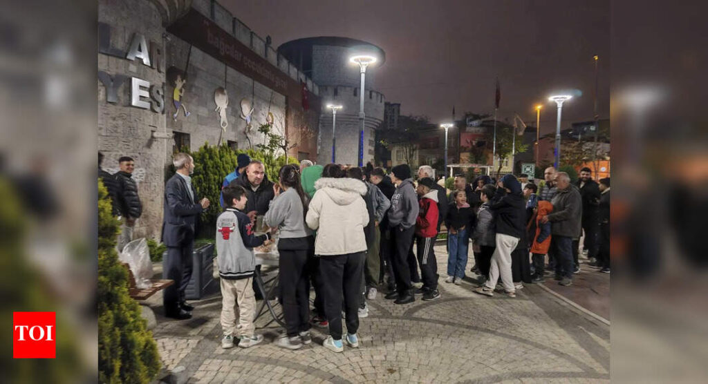 Istanbul residents spend the night outdoors after a strong earthquake and aftershocks |