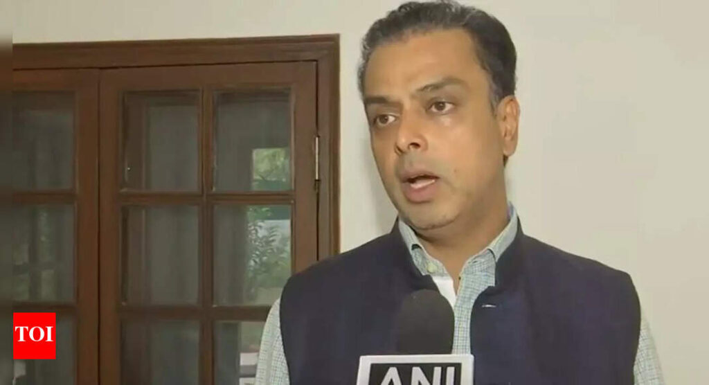Milind Deora: Shiv Sena MP Slams Thackerays for Europe Vacation During Pahalgam Attack | Mumbai News