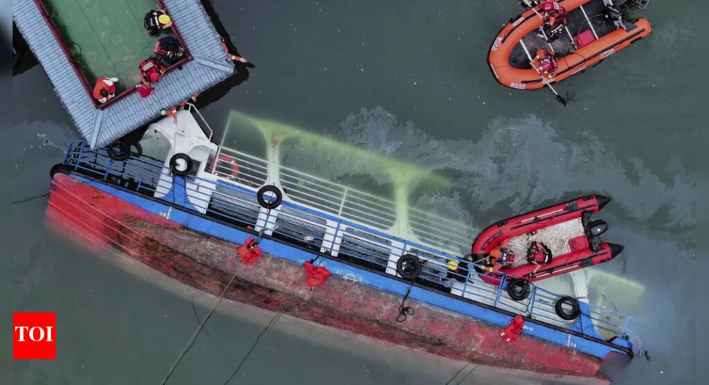 Tourist boats capsize in sudden storm in southwest China, leaving 10 dead | World News