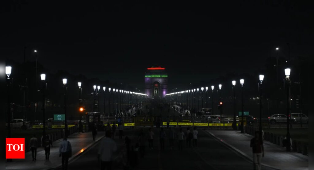Delhi High Alert: Paramilitary Deployed, Govt Leaves Cancelled Amid India-Pakistan Tensions | Delhi News