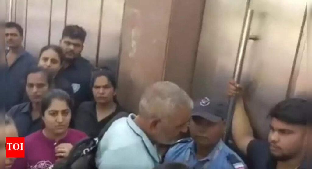 Bouncers on school gate: Parents accuse DPS Dwarka of inhumane practices over fee hike | Delhi News