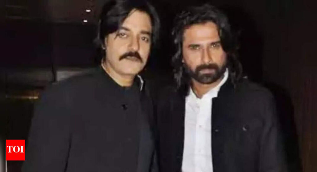 Mukul Dev’s brother Rahul Dev looks devastated while performing last rites in Delhi; Vindu Dara Singh breaks down in tears | Hindi Movie News