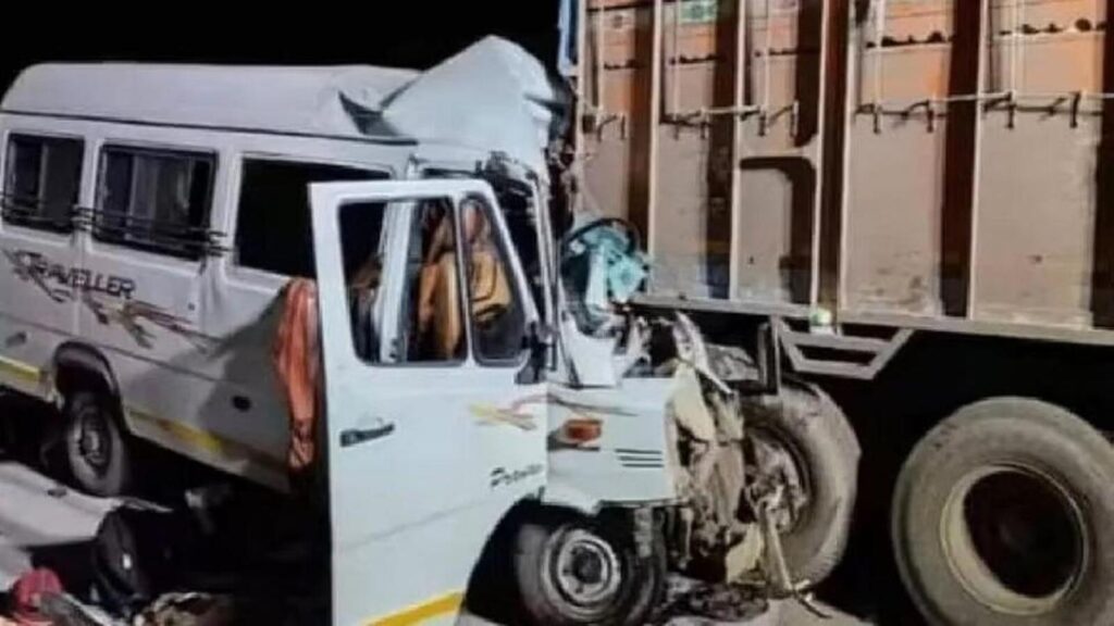 3 killed, 8 injured in mini-bus, truck collision in Satara
