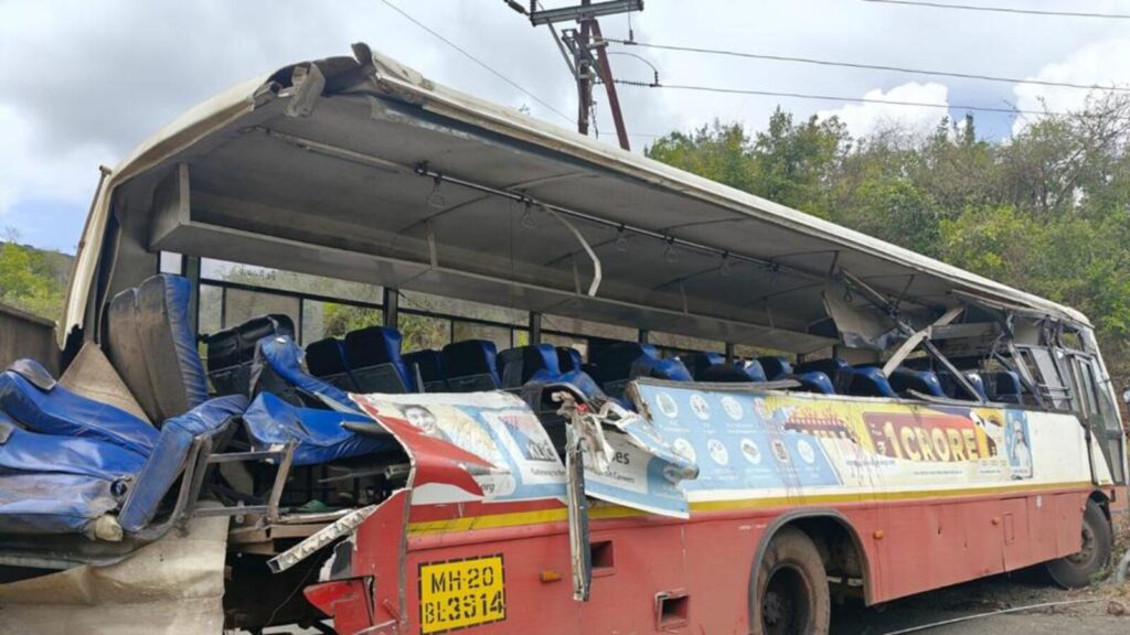4 killed, 15 injured in ST bus-trailer collision | Mumbai news