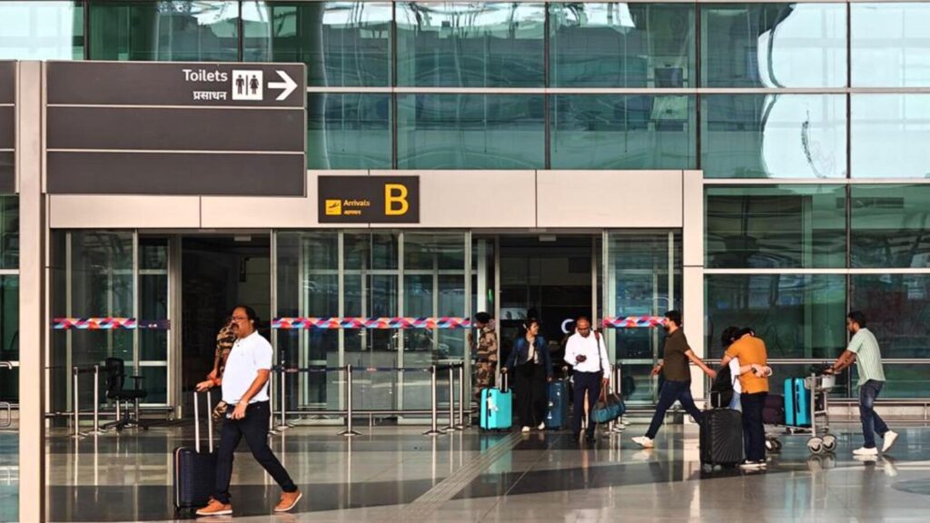 500+flight delays in peak hrs throw ops out of gear at IGI airport in Delhi | Latest News Delhi