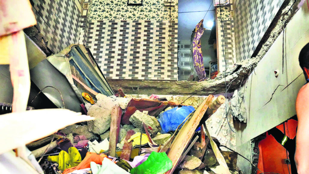 6 dead, 5 injured as fourth floor of run down Kalyan building caves in | Mumbai news