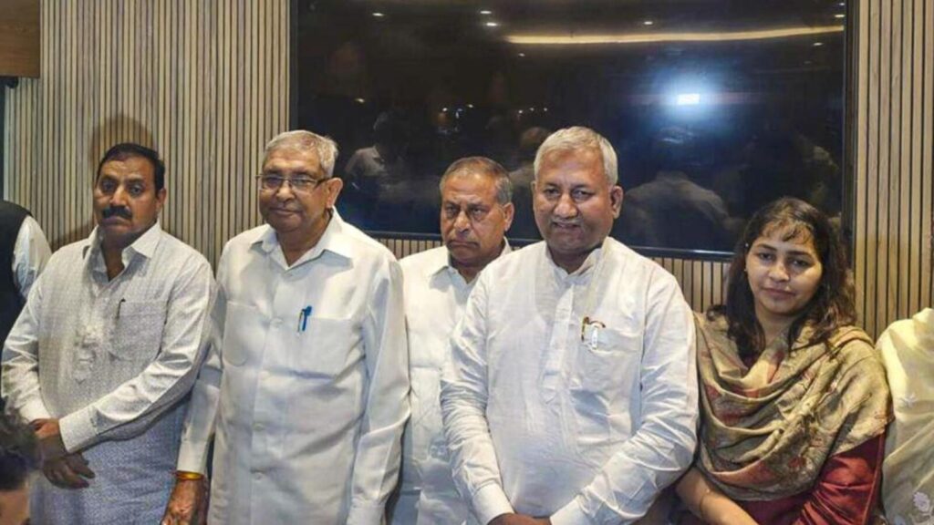 AAP alleges BJP ‘ploy to buy councillors’ as defectors meet Delhi LG, CM; BJP hits back | Latest News Delhi