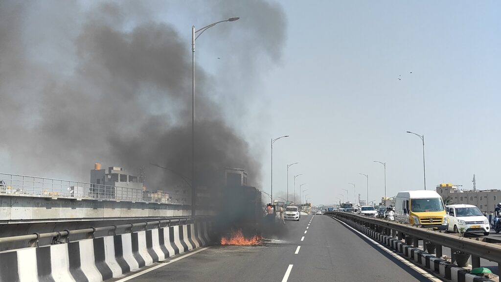 Bengaluru’s Electronics City flyover sees vehicle blaze, triggers traffic jam | Bengaluru