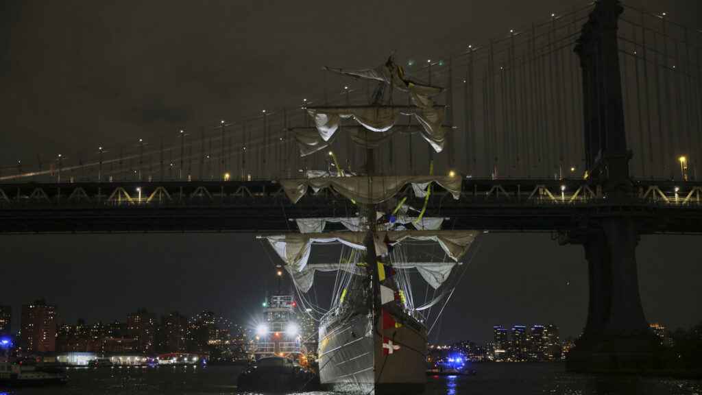 Brooklyn Bridge-Mexican ship collision eyewitness says ‘someone dangled for 15 minutes’