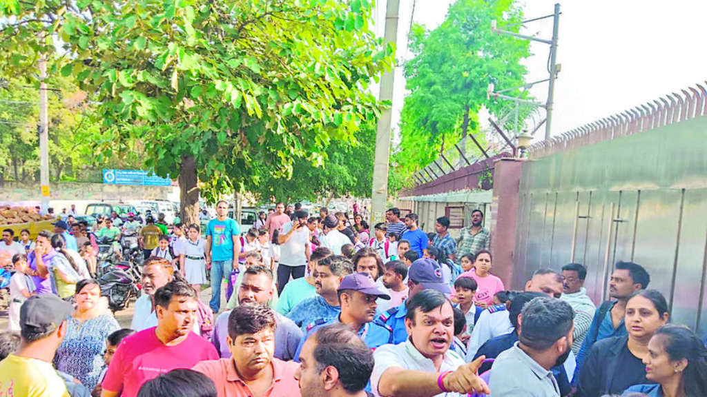 Delhi Fee hike row: 30 students ‘expelled’ by pvt Dwarka school, parents priotest | Latest News Delhi