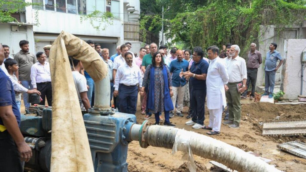 Delhi PWD starts 21-day drive to clean drains, roads, and flyovers | Latest News Delhi