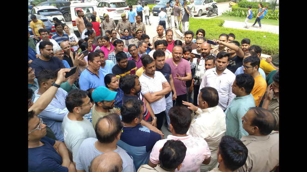 Drain breach floods Ghaziabad highrise, dozens of vehicles submerged