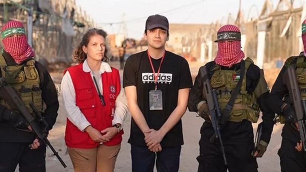Edan Alexander flanked by 3 armed and masked Hamas terrorists during his release: See photo