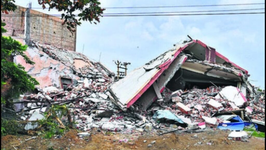 Gkp’s Gordhiya Nullah: Crack develops in building near drain, demolished