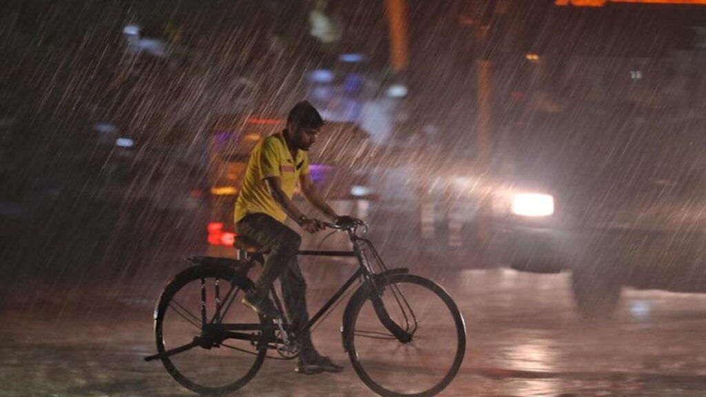 Heavy rain in Delhi delays flights at IGI Airport; airlines issue advisory | Latest News Delhi