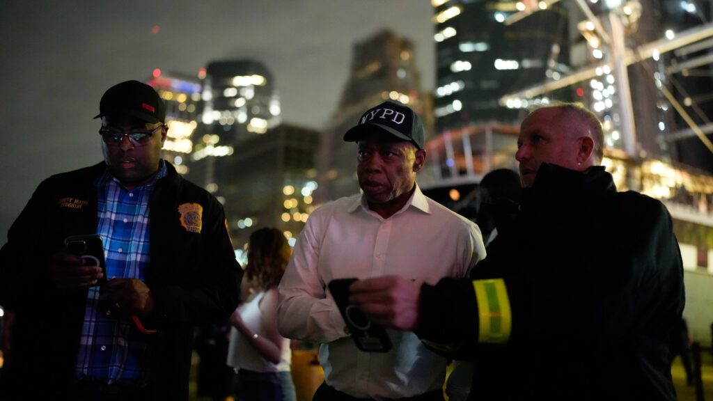 Is Brooklyn Bridge open to ongoing traffic? 2 dead as NYC Mayor gives major update after Mexican ship hits US landmark