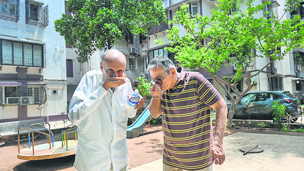 Issue of dirty, discoloured water persists in Versova | Mumbai news