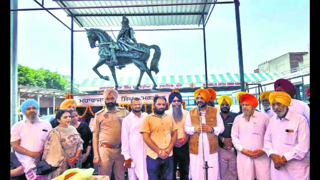 Ludhiana: Statue of Maharaja Jassa Singh Ramgarhia unveiled at Khanna bus stand