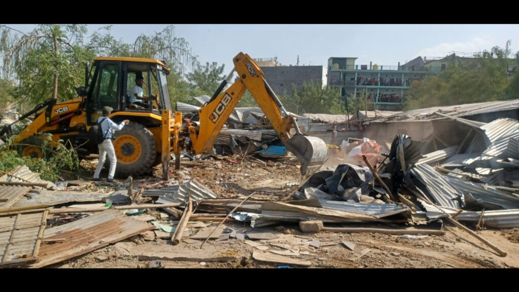 MCG carries out anti-encroachment drive in Sushant Lok, clears roads