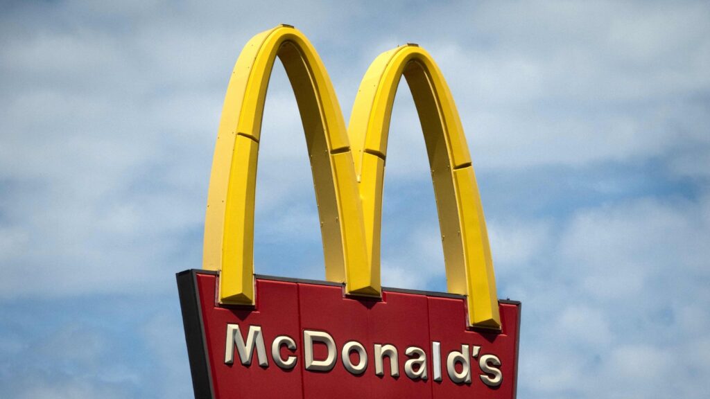 McDonald’s rolls out late-night hours this summer, plans to hire up to 375K new employees
