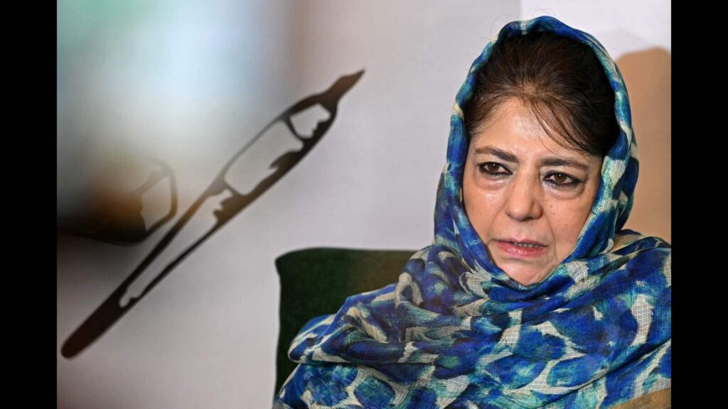 Mehbooba, Mirwaiz call on India, Pak leaders for peace