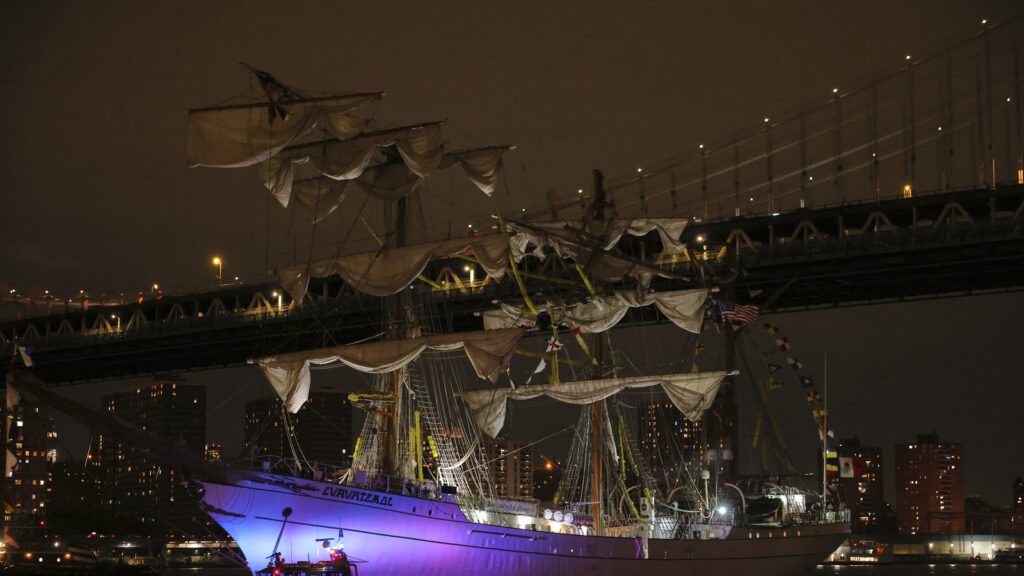 Mexican ship lost power before ramming Brooklyn Bridge, 2 dead