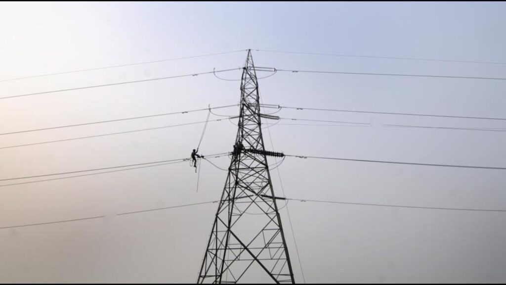Noida: Lineman stuck on high-tension wire for an hour; rescued