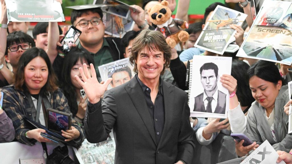 Overwhelmed Tom Cruise fan steps on his shoe, Mission Impossible star’s wholesome reaction can’t be missed. Watch | Hollywood