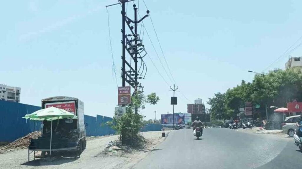 PMC identifies 38 hotspots where electric poles disrupt traffic