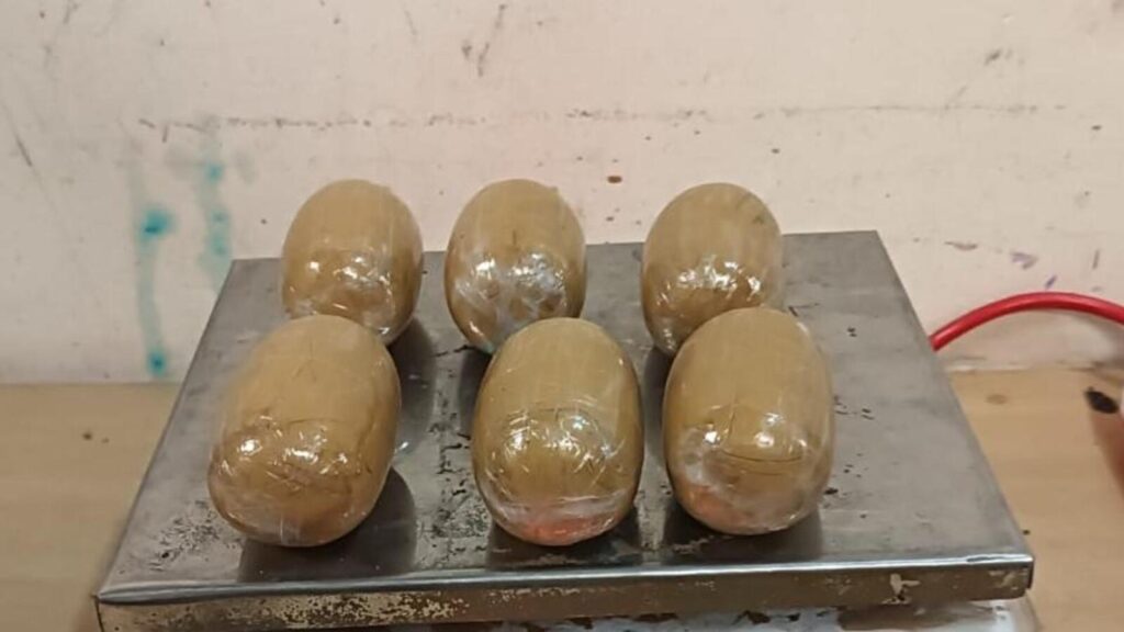 Smuggling bid foiled: Customs seize 5.75 kgs of gold, two flyers arrested | Mumbai news