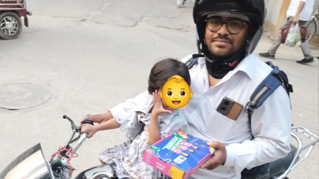 Swiggy delivery agent makes deliveries with 2-year-old daughter on bike: ‘No one at home’ | Trending