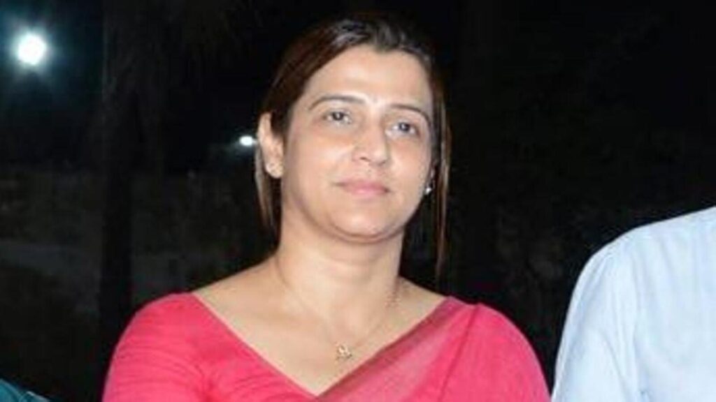 Tejasvee, wife of slain Shiv Sena (UBT) leader, quits party post, called to Matoshree | Mumbai news