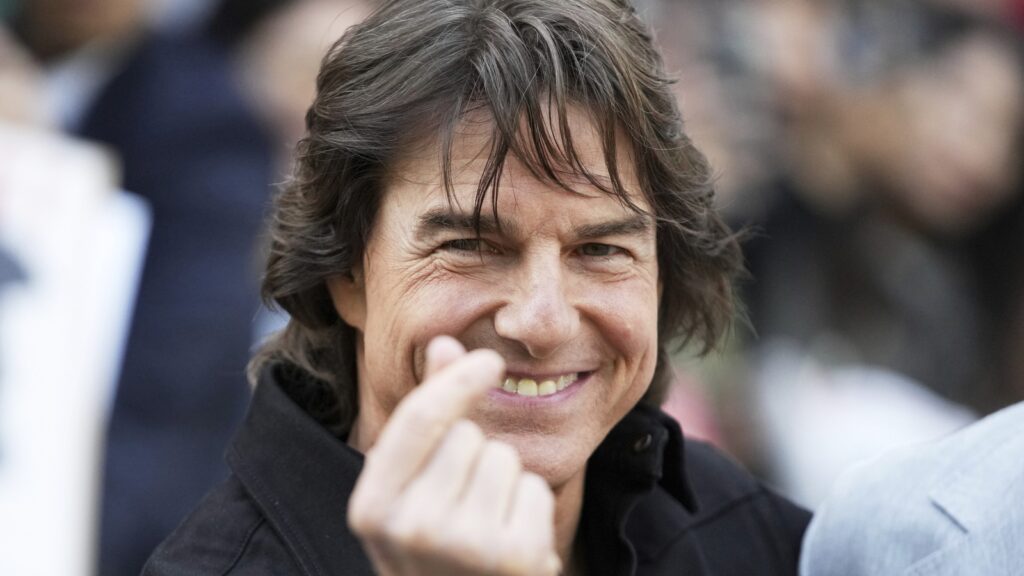 Tom Cruise again enters into not-ageing mode as he cosies up with Ana de Armas | Hollywood